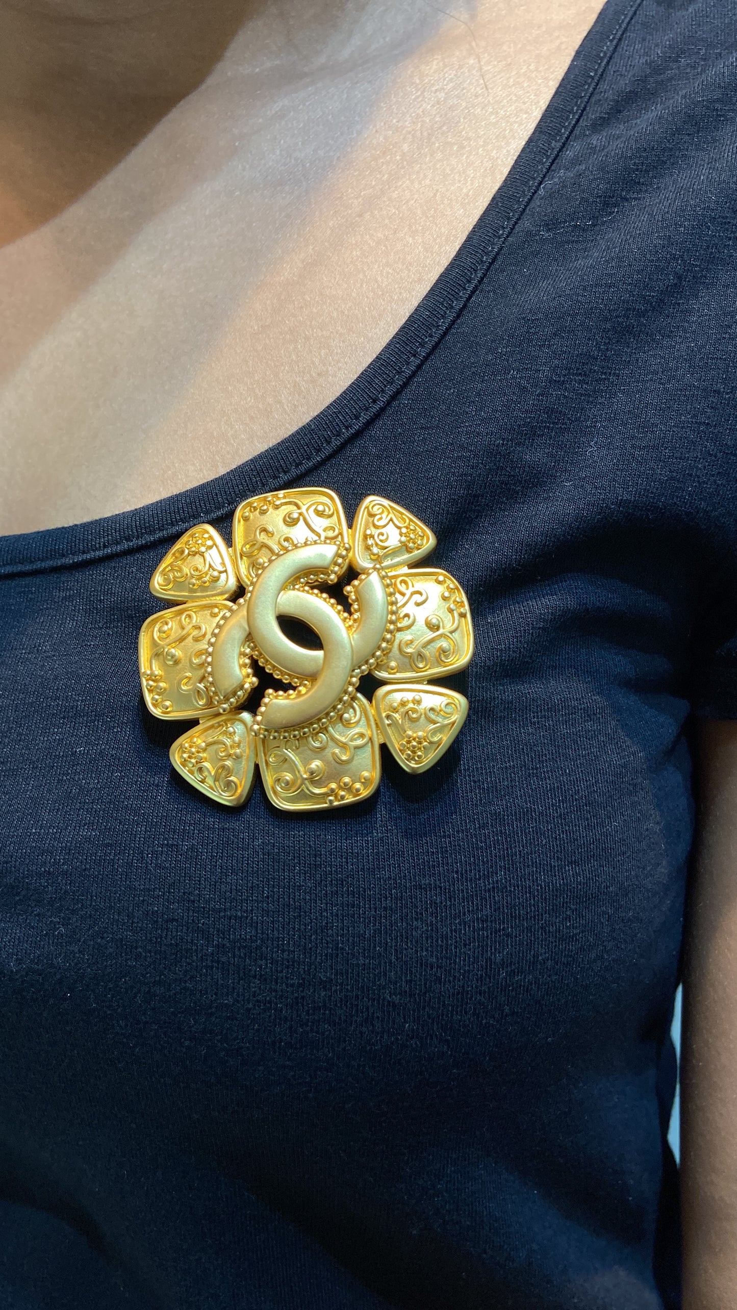 CC GOLD FLOWER BROOCH