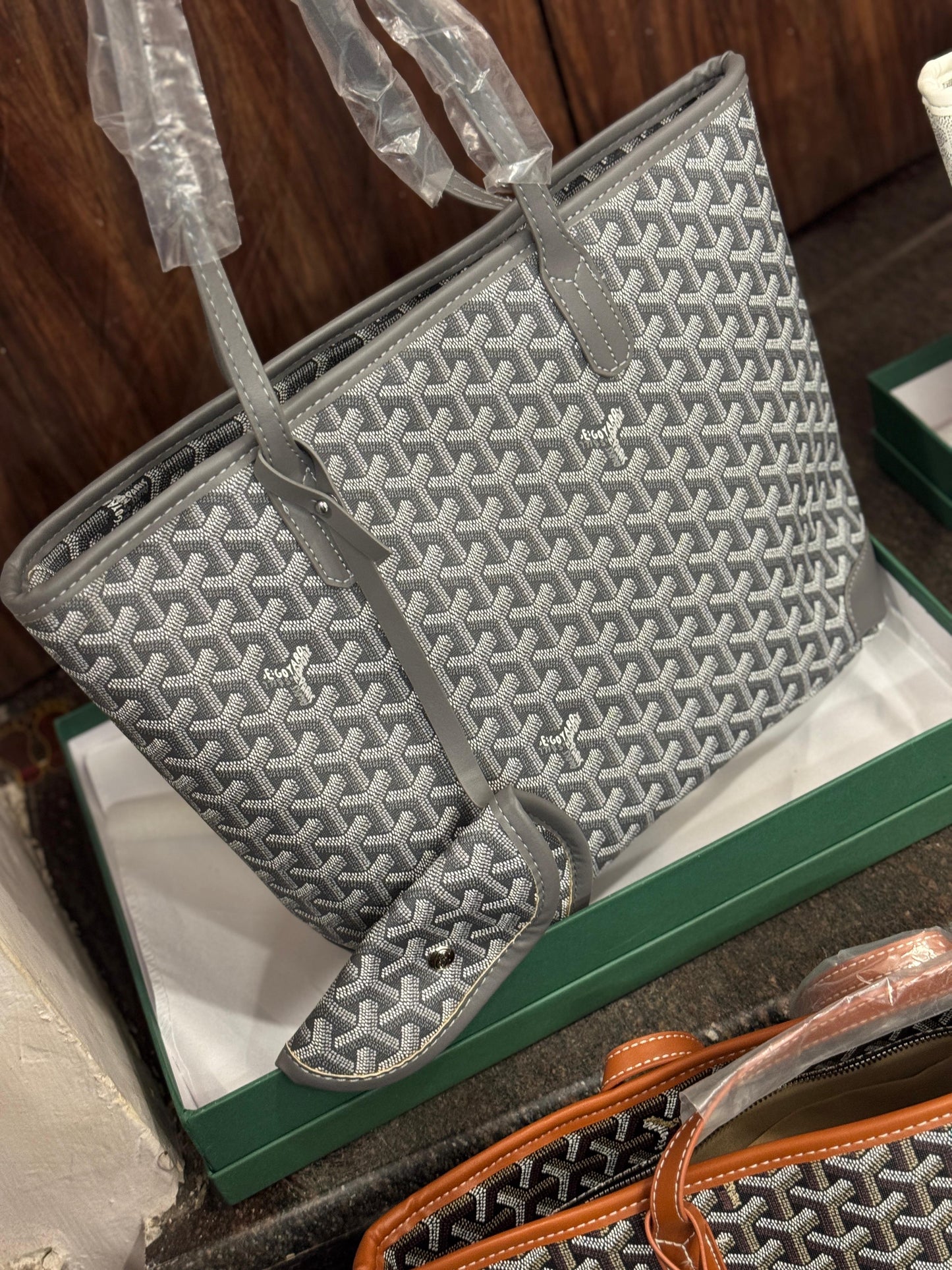 GOY TOTE WITH ZIP CLOSURE