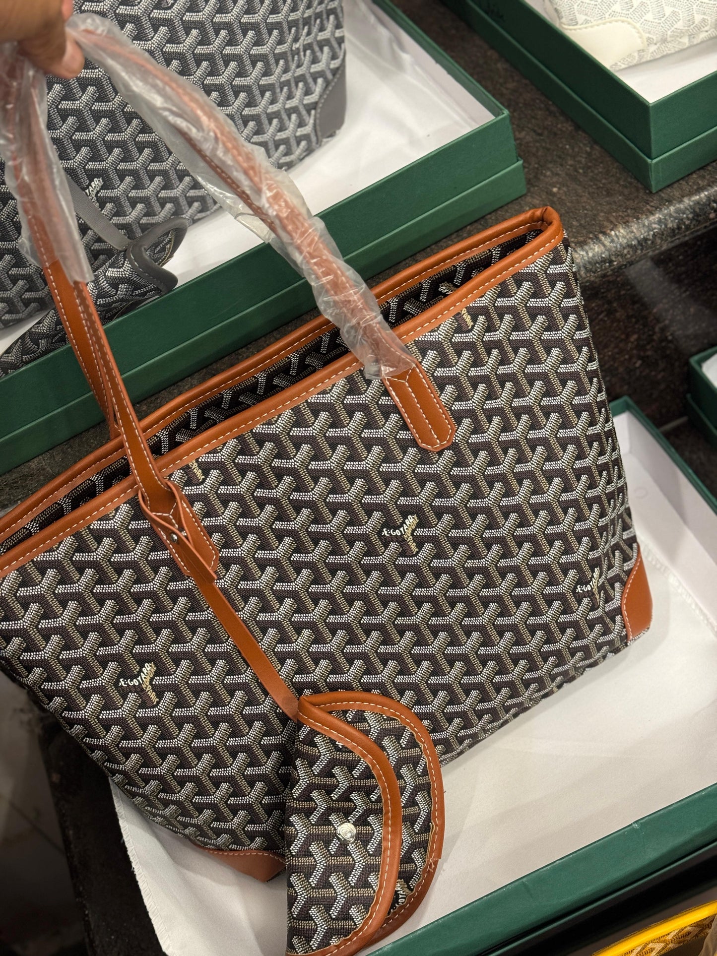 GOY TOTE WITH ZIP CLOSURE