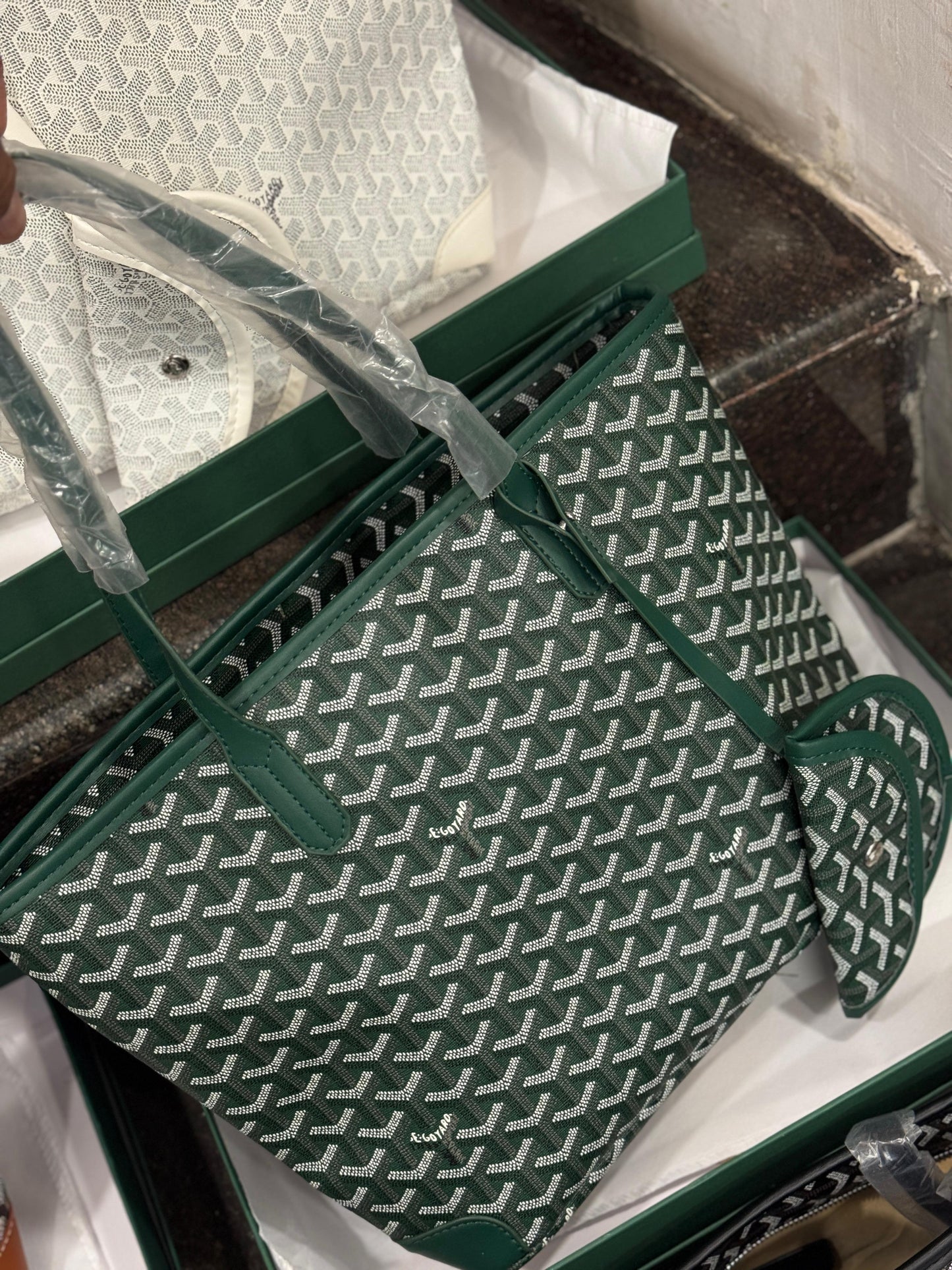 GOY TOTE WITH ZIP CLOSURE