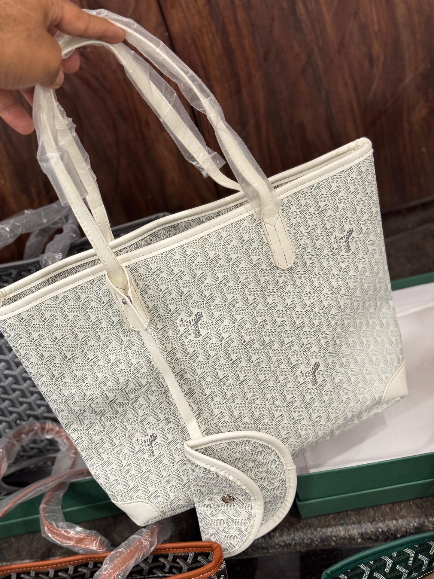 GOY TOTE WITH ZIP CLOSURE