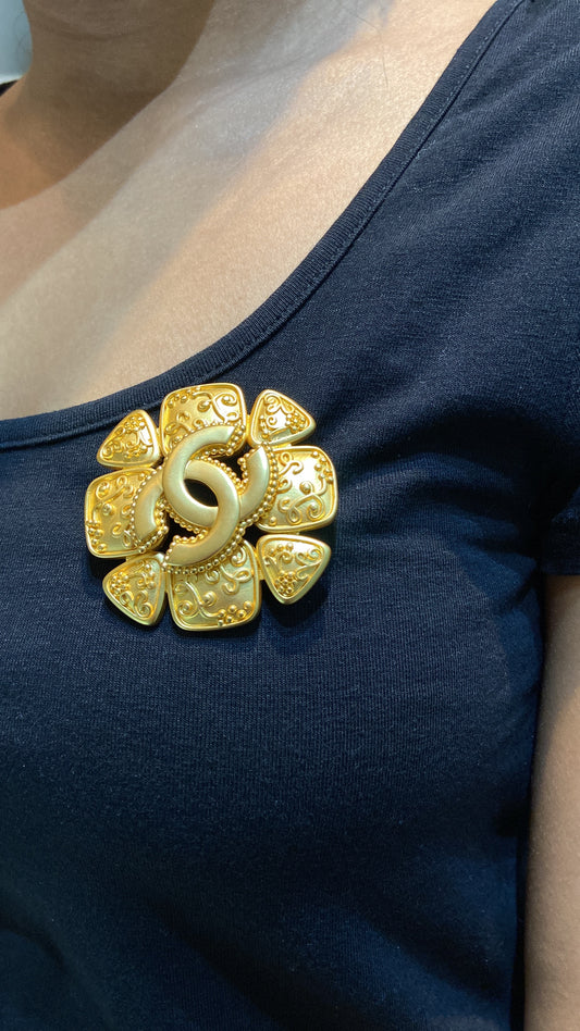 CC GOLD FLOWER BROOCH