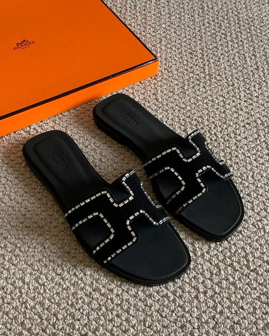 H studded black oran slides