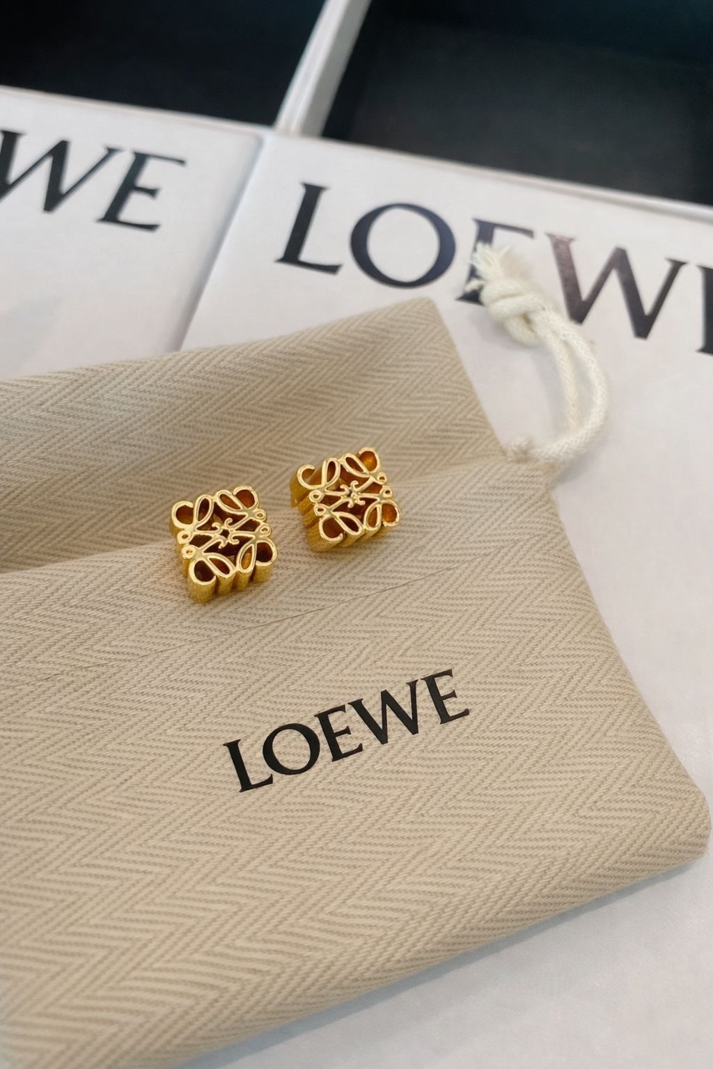 LOW STUDS WITH DUSTBAG