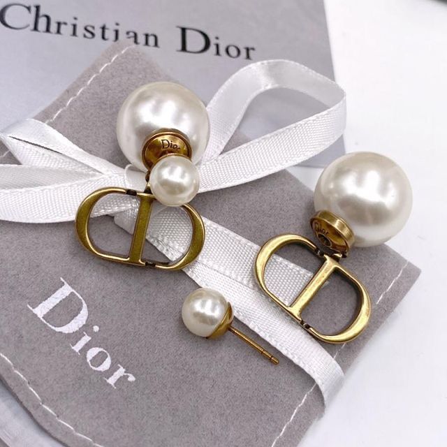 Classic CD pearl earring with dustbag