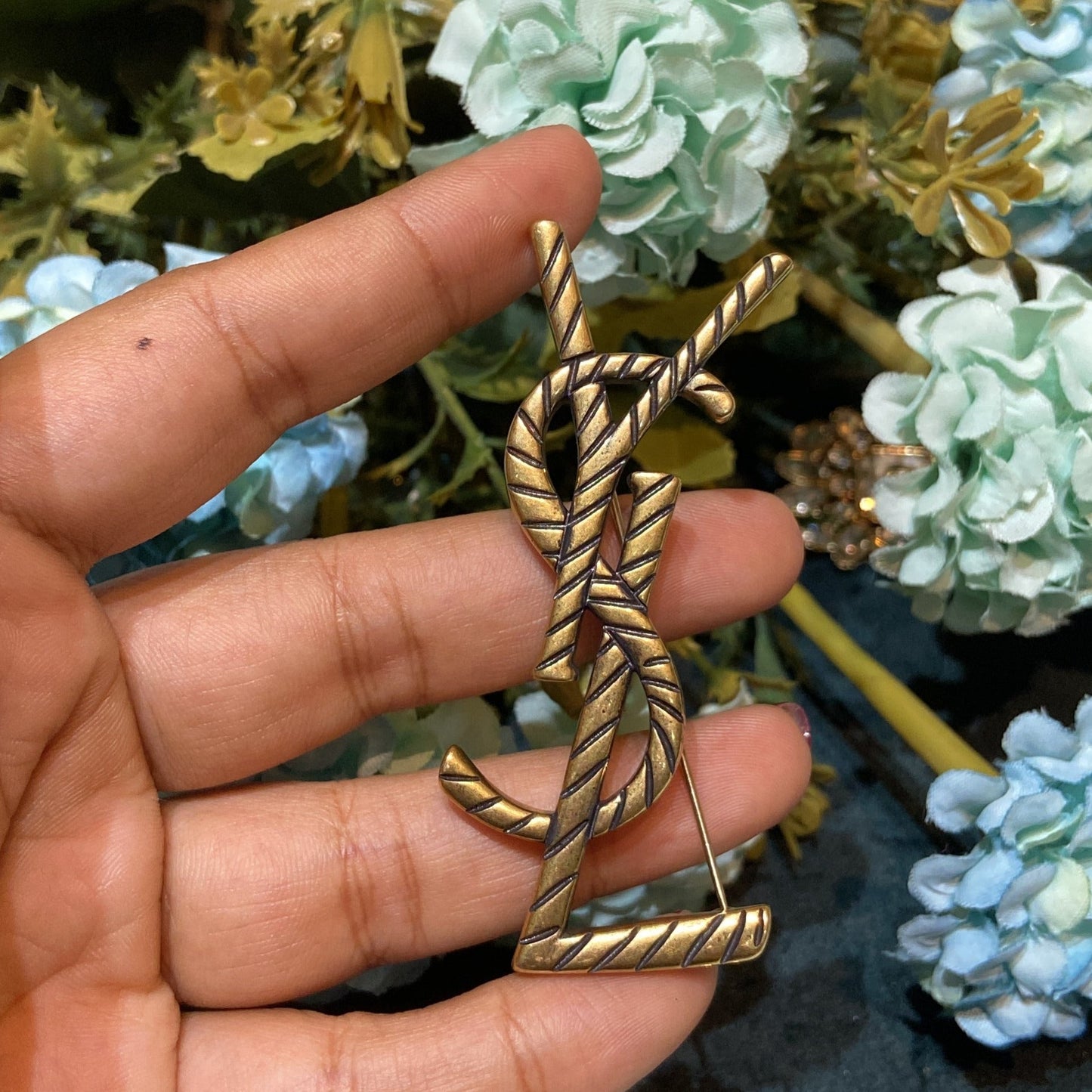 YL classic BROOCH