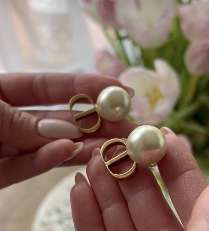 Classic CD pearl earring 💚