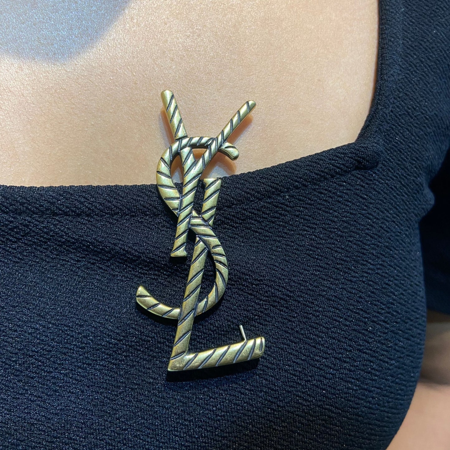 YL classic BROOCH