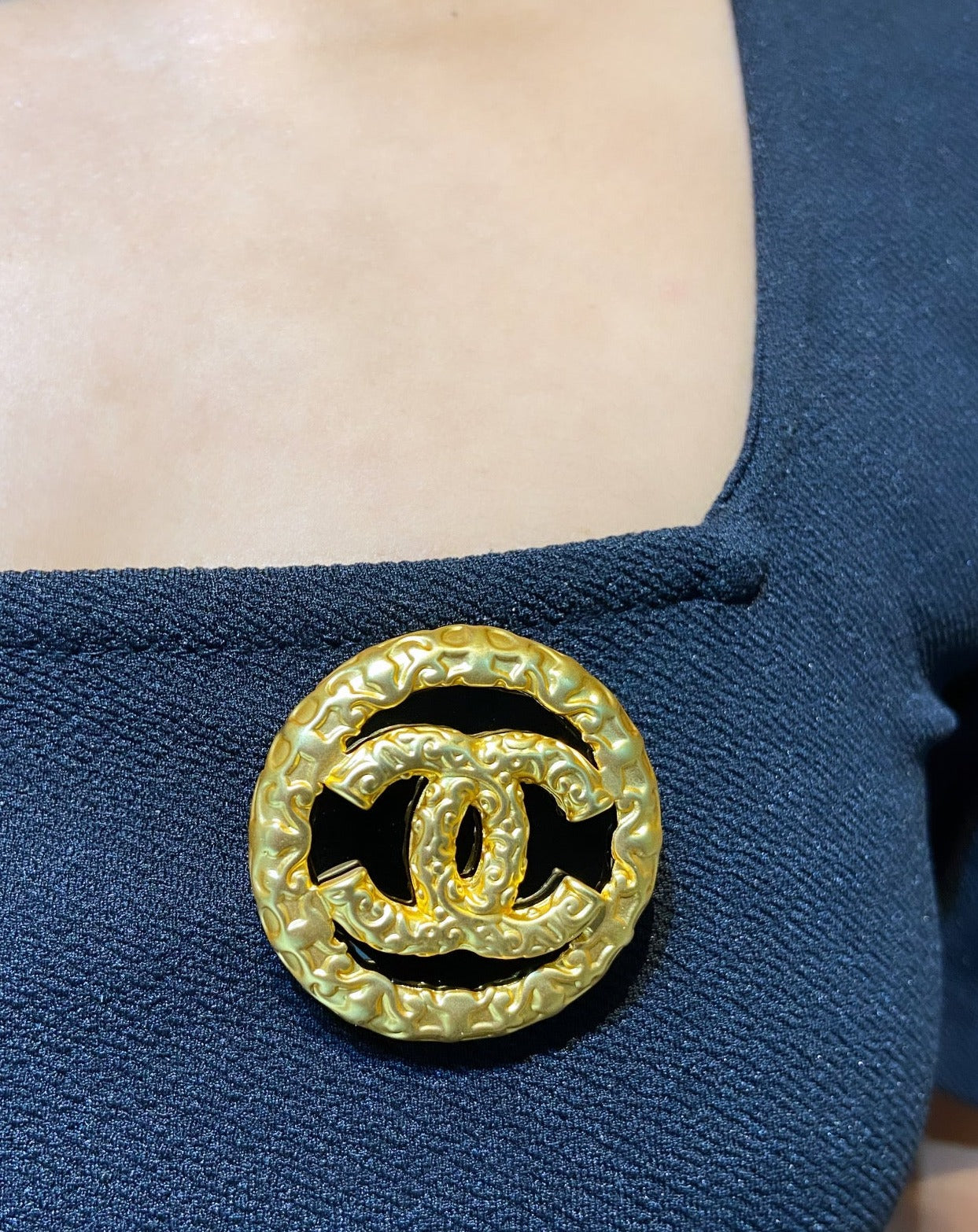 CC BLACK GOLD VINTAGE BROOCH