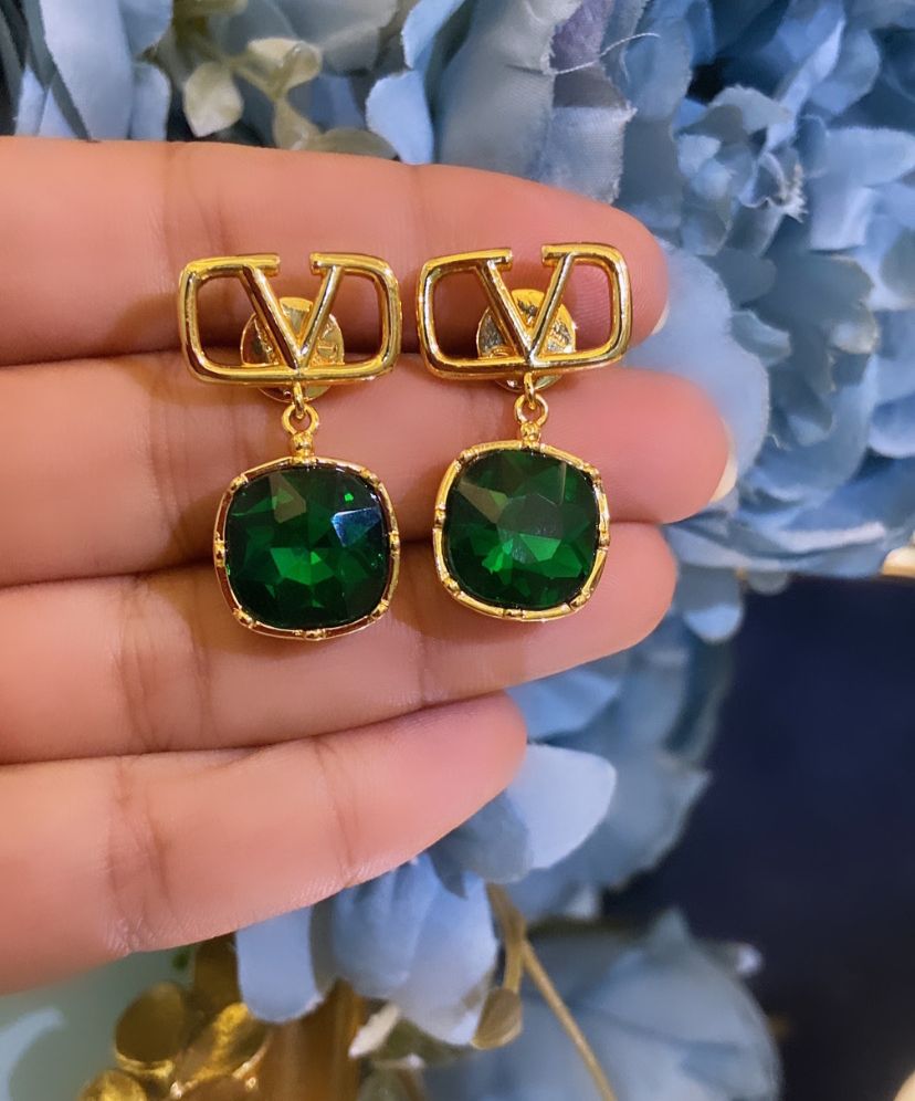 Val CRYSTAL HANGING EARRNIG