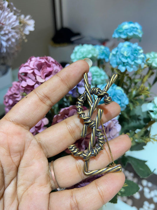 YL TEXTURED BROOCH